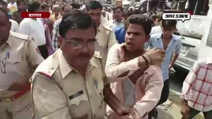Crowd beats an accused of eve teasing in baghpat