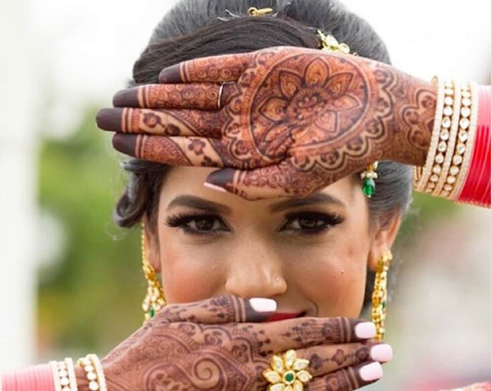 Sawan 2018: Know how you can cure your headache and stress by applying mehendi in Shravan Month 