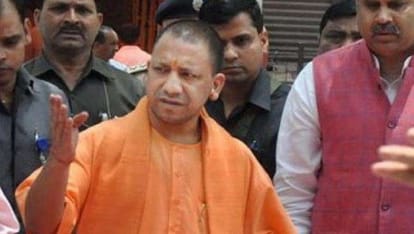 Black flag shown by SP workers to Chief Minister Yogi Adityanath in Allahabad 