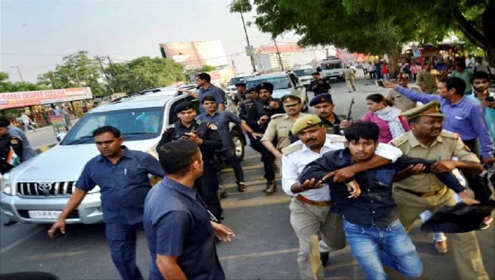 Black flag shown by SP workers to Chief Minister Yogi Adityanath in Allahabad 