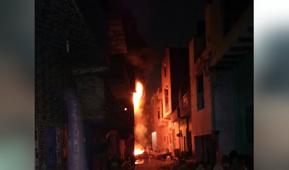 भू-माफियाओं ने घर में लगाई आग