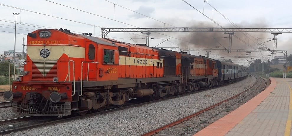 theives fleeing to snatch bank manager wife bag in karnataka express