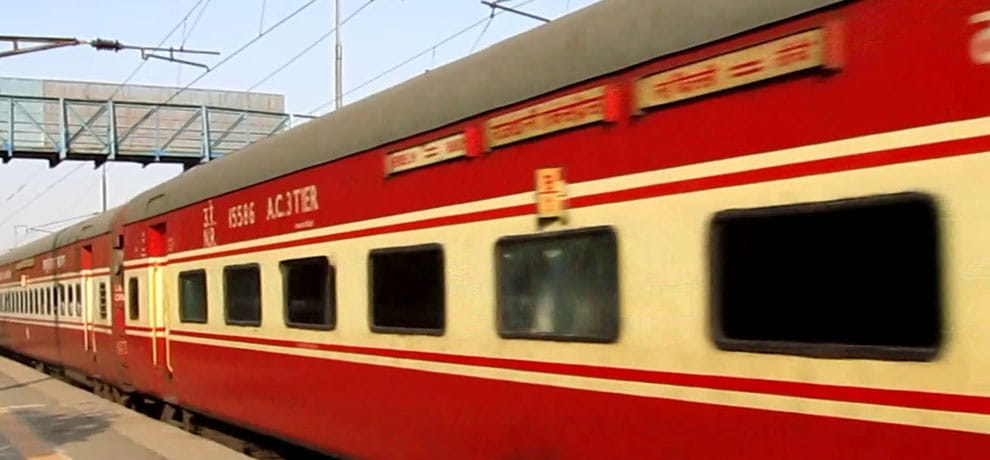 ranchi rajdhani express derails near minto bridge delhi
