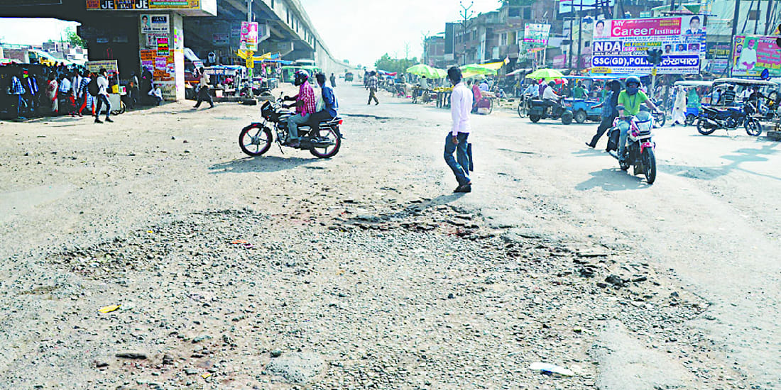 Police-administration arrived to see the poor condition of Ramadevi intersection, vehicles ran away