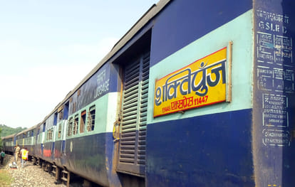 7 coaches of Shaktipunj Express derailed near Obara Dam