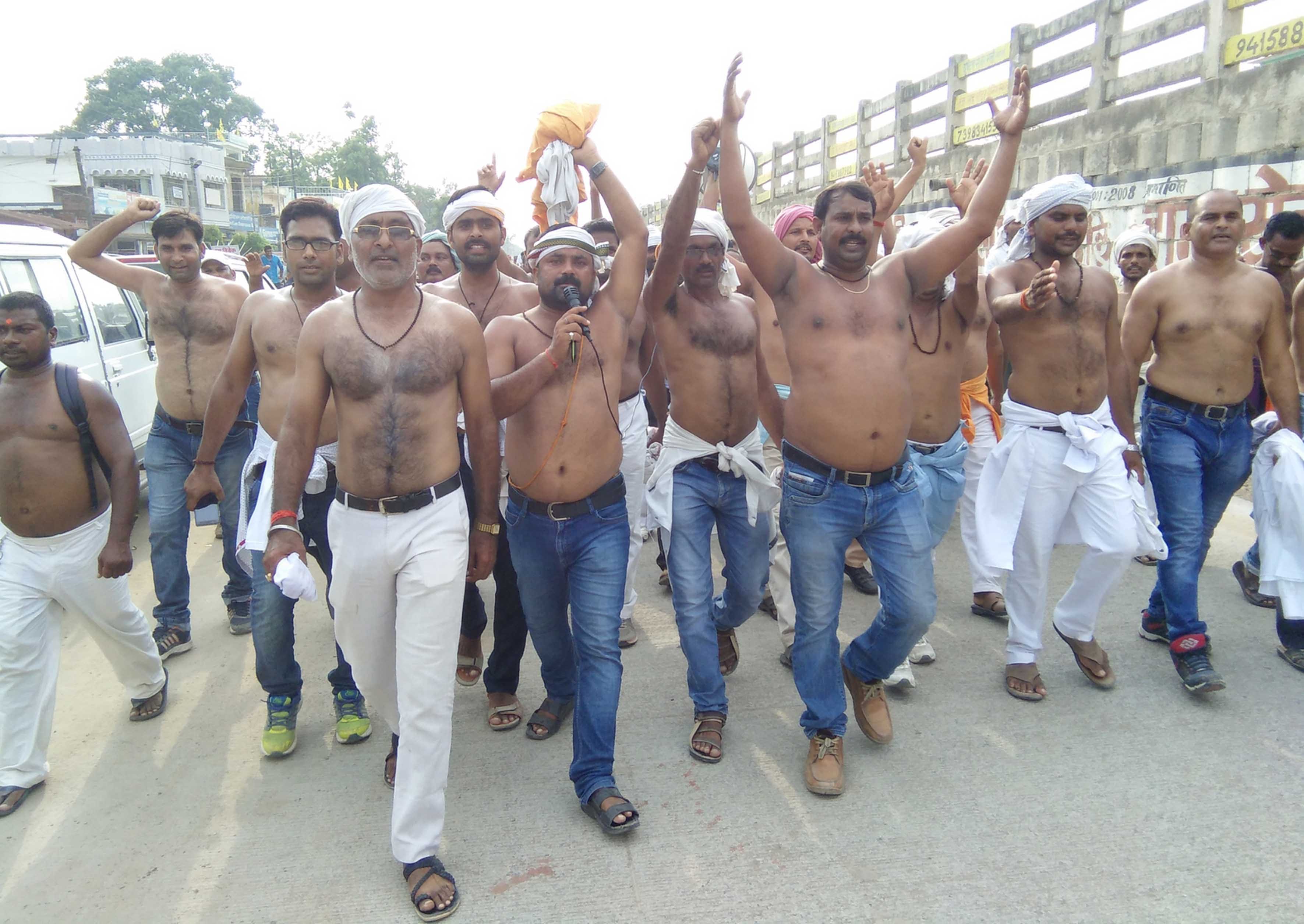 shiksha mitra semi naked protest in uttar pradesh