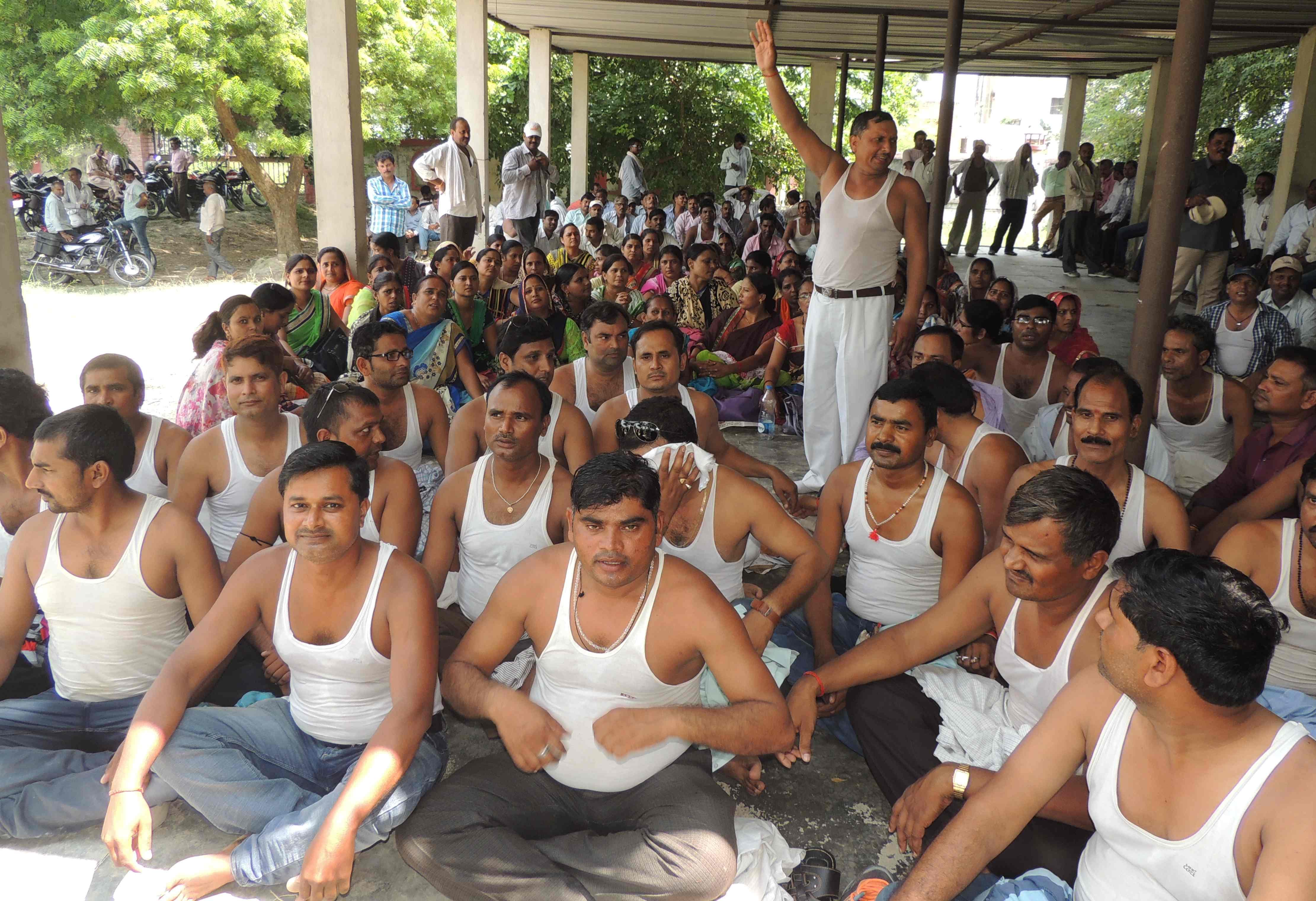 shiksha mitra semi naked protest in uttar pradesh