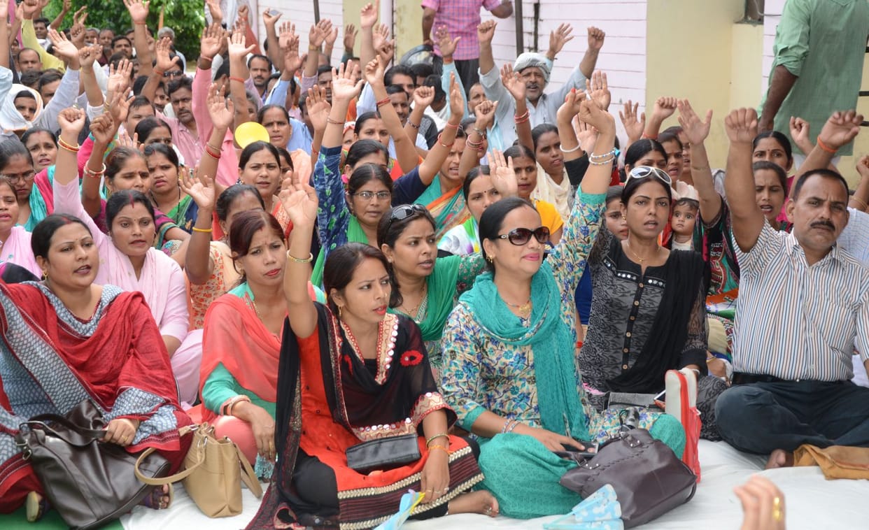 Shiksha mitra protests at BSA office