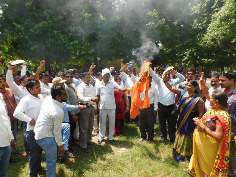 शिक्षामित्रों ने शिक्षामंत्री का जलाया पुतला