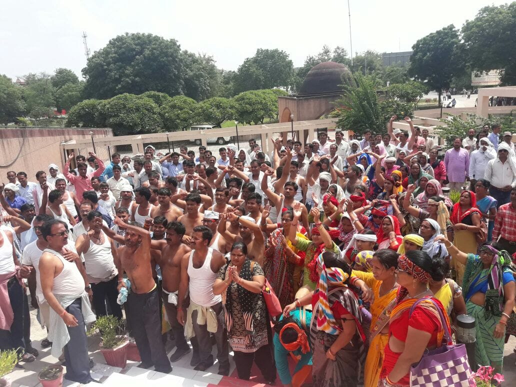 again protest by shikshamitra in agra etah and firozabad