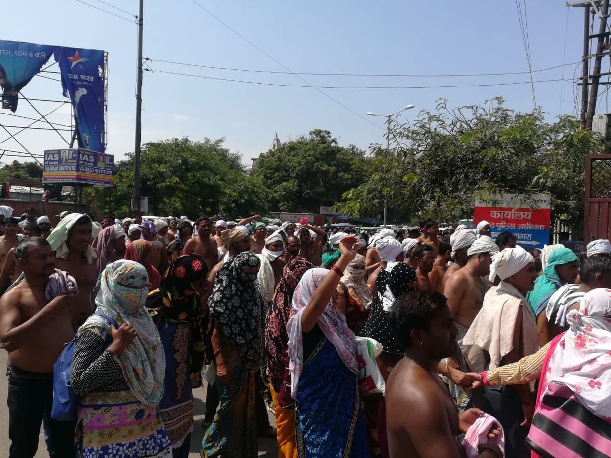 Shiksha mitra angry over canecharge