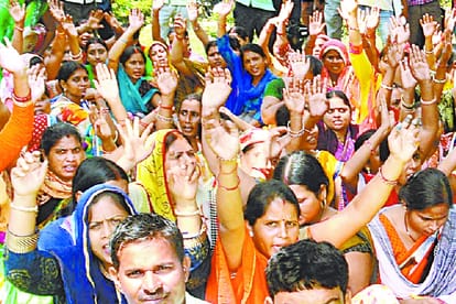shikshamitra protest in Uttar Pradesh, lathicharge in some places