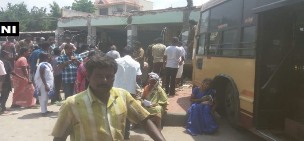 roof of coimbatore bus stand collapse, many died some trapped in debris