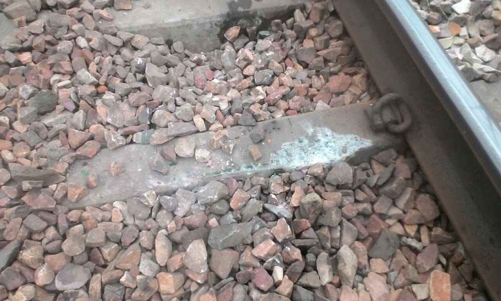 man was dead by falling out of the train