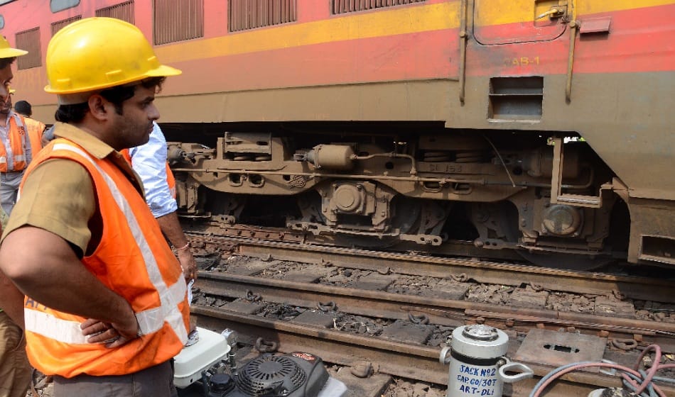 new delhi ranchi rajdhani express derailed 