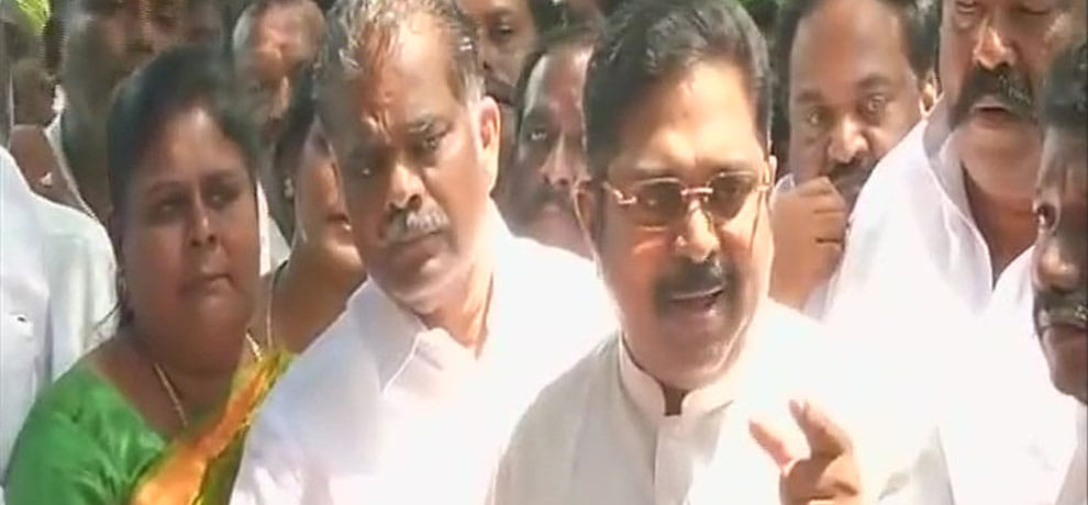 AIADMK leader TTV Dinakaran meets tamilnadu governer on flor test issue