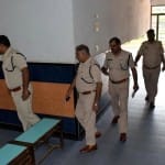 छानबीन करती पुलिस
