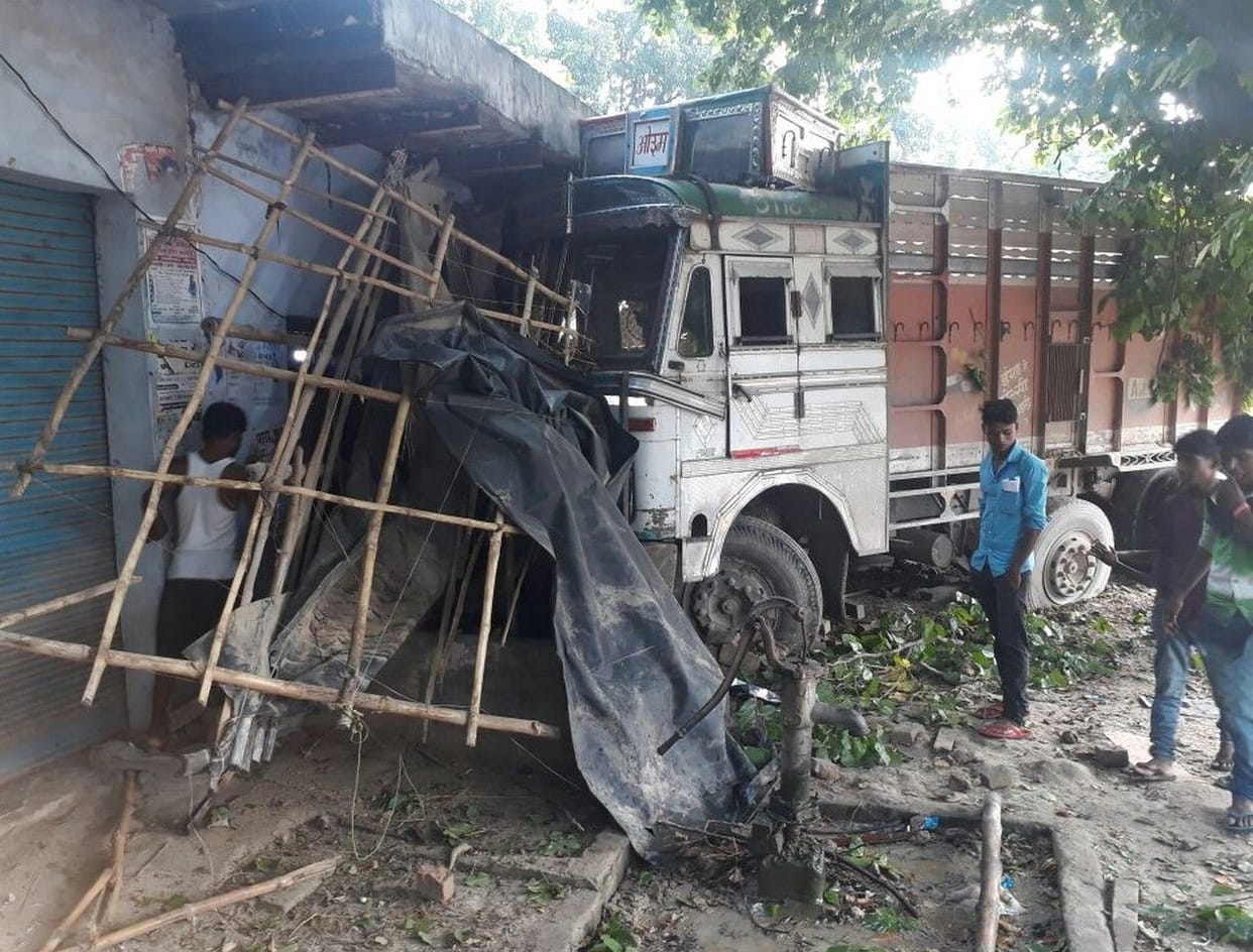 हाइवे पर भैंस लदी ट्रक पिकअप से टकराई