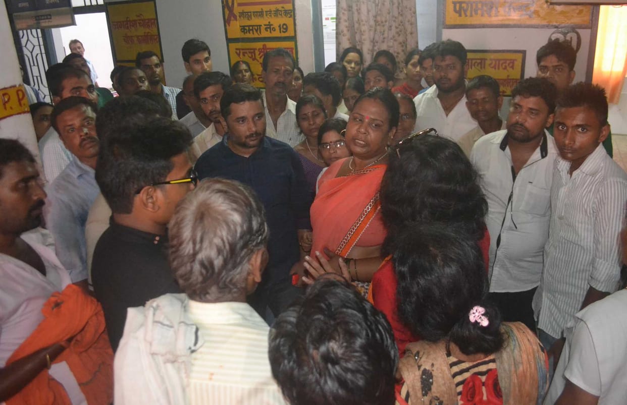 azamgarh district hospital chaos by doctor and family