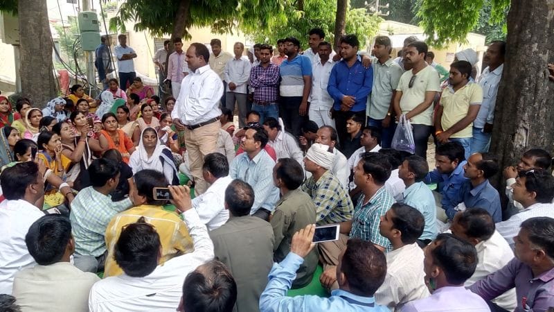 शिक्षामित्रों का प्रदर्शन जारी, गिरफ्तारी देने की कोशिश की