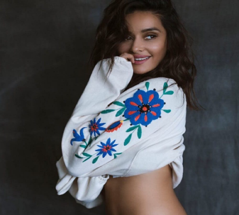 take a look of Actress and singer Shibani Dandekar latest photo shoot 