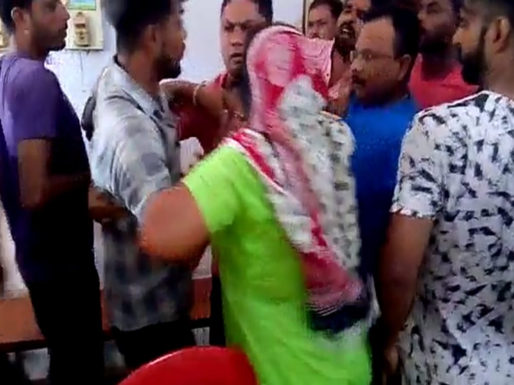 Block Chief family fight with sub inspector of police in udham singh nagar