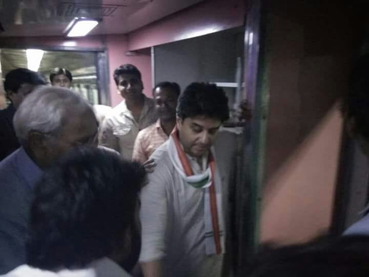 jyotiraditya scindia helped a woman in shatabdi express