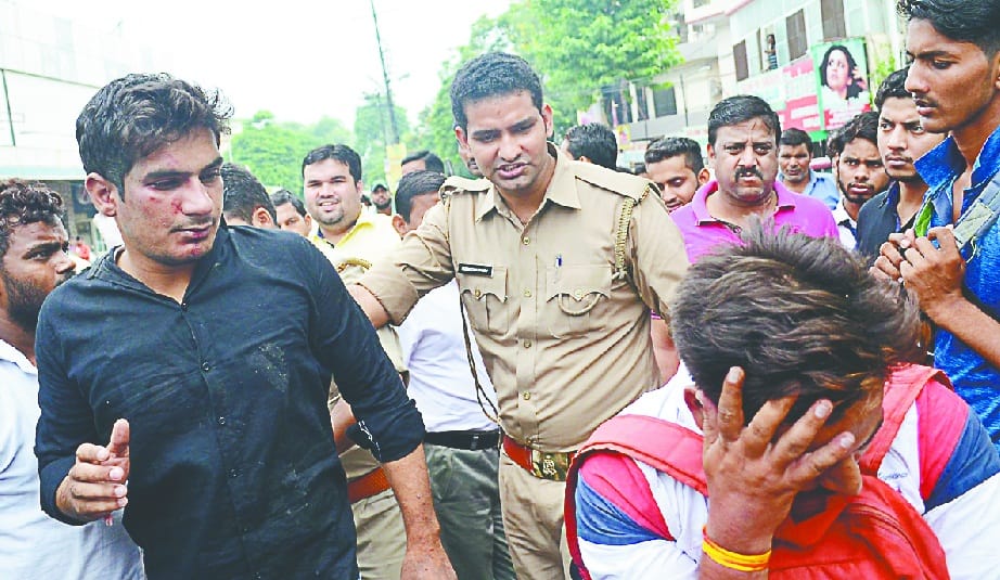 boy asked for girl number, people handover to police