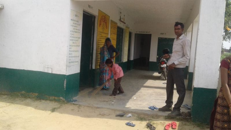 स्कूलों में बच्चों से ही लगवाई जाती है झाड़ू