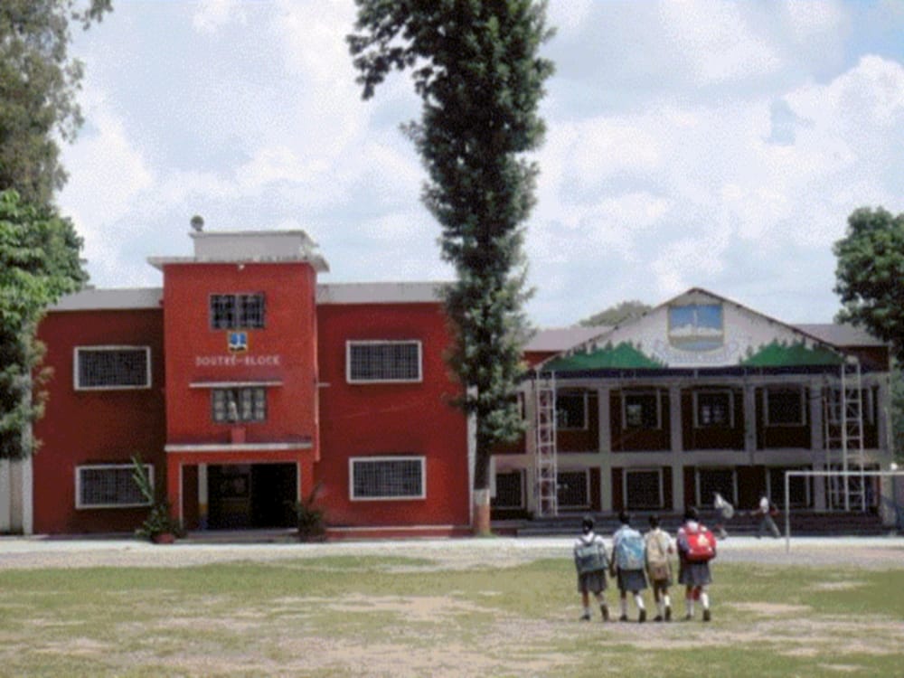 बालिका विद्यालय में प्रधानाचार्य के पति की दबंगई