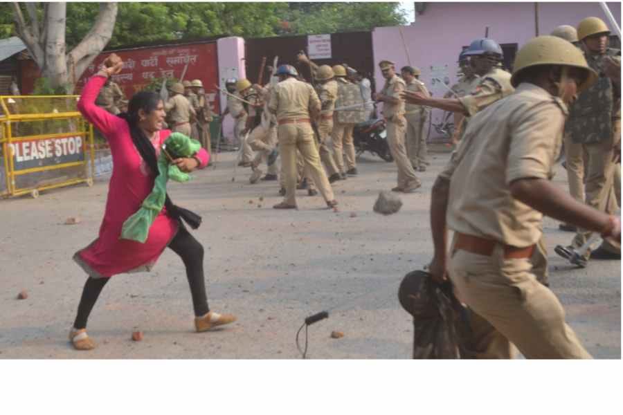 stone pelting by shikshamitra in etah