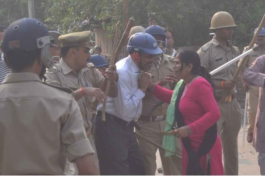 stone pelting by shikshamitra in etah