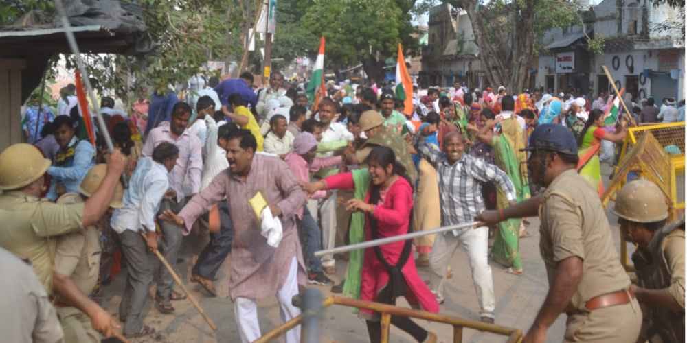 stone pelting by shikshamitra in etah