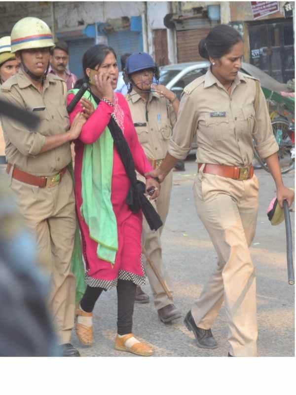 stone pelting by shikshamitra in etah