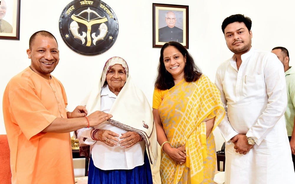 Cm yogi awarded the shooter Dadi from bagpat
