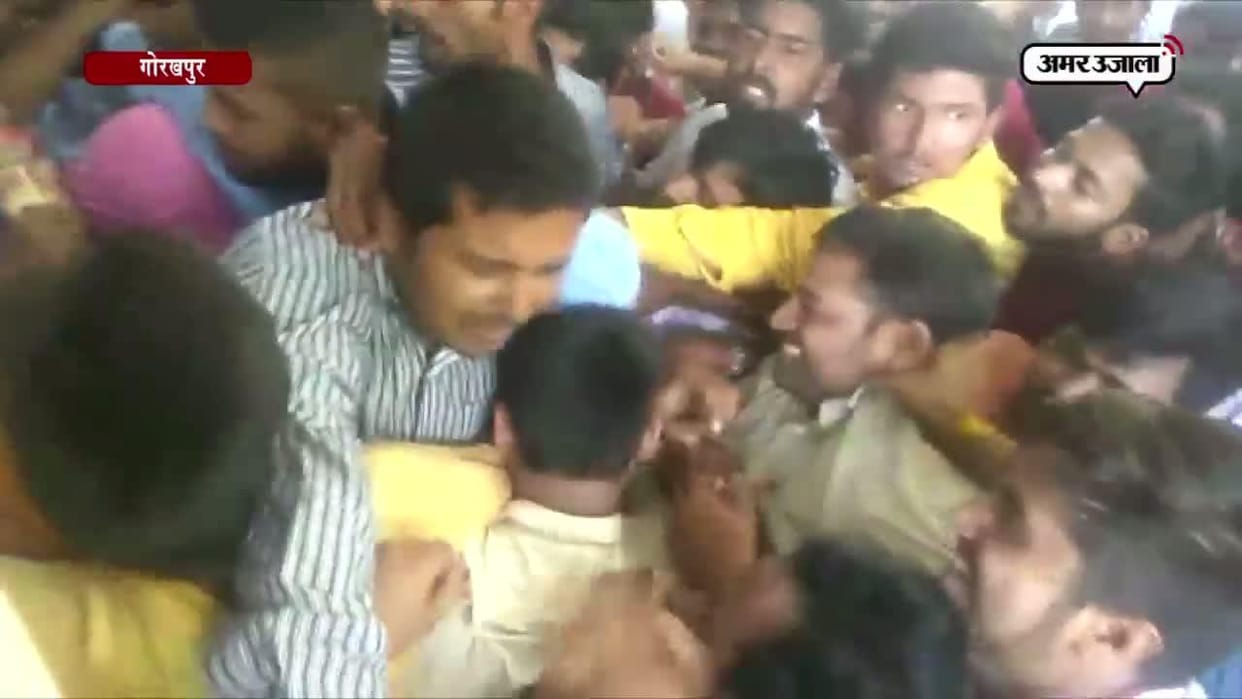 कर्मी की मौत के बाद बारिश में कंपनी के बाहर सैकड़ों कर्मचारियों ने किया प्रदर्शन