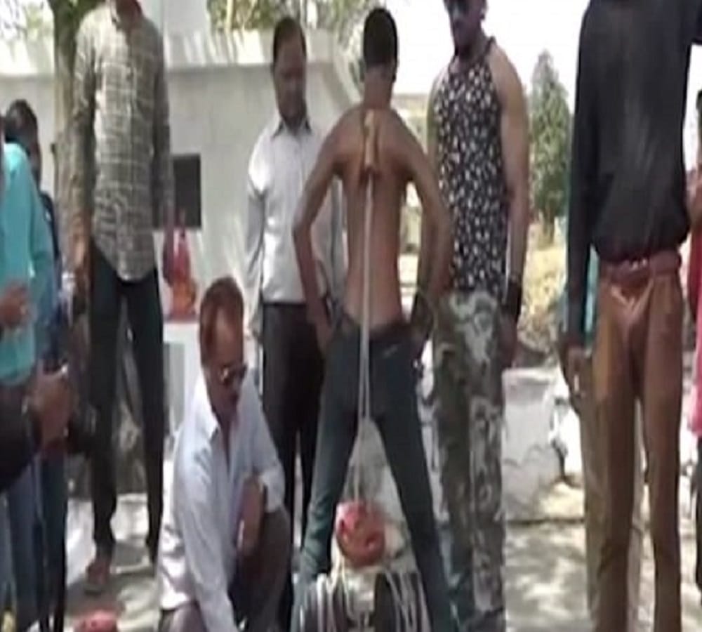 Watch How Indian Teen lifts 50 kilogram Weight Using Shoulder Blades Only