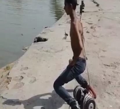 Watch How Indian Teen lifts 50 kilogram Weight Using Shoulder Blades Only