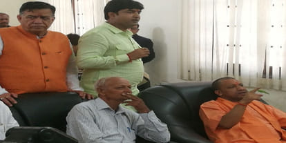 chief minister yogi adityanath meet with teacher in kanpur
