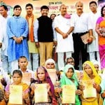 रायबरेली में शनिवार को मिले प्रमाणपत्र के साथ किसान और साथ में प्रभारी मंत्री नंदगोपाल नंदी, सीडीओ देवेंद्र पांडेय व मौजूद अन्य लोग।  