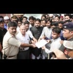 बाबे सैयद पर प्रोक्टर व पुलिस अधिकारी को ज्ञापन सौंपते एएमयू के छात्र।