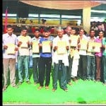 प्रमाण पत्र दिखाते किसान
