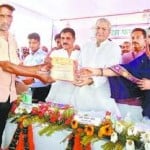ओसा मंडी में किसान को ऋण मोचन प्रमाण पत्र देते प्रभारी मंत्री व जिला पंचायत अध्यक्ष अनामिका सिंह।