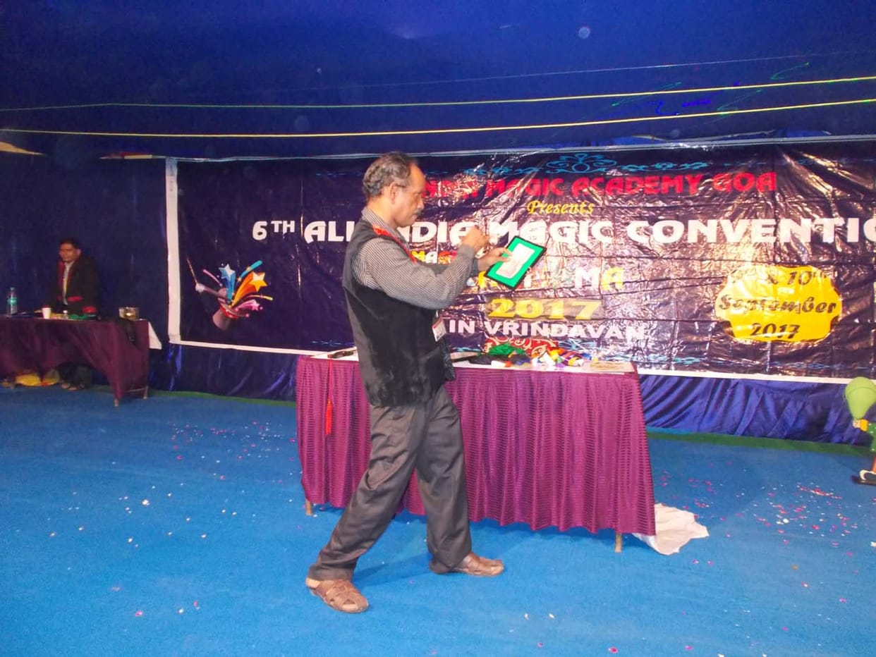 नए हुनर सीखने को लगा  जादूगरों का जमावड़ा