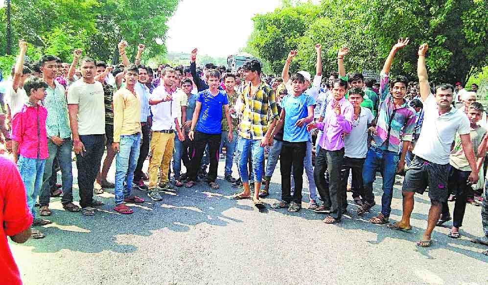 The villagers' anger against the Pakistanis when the body of the Soldier arrives