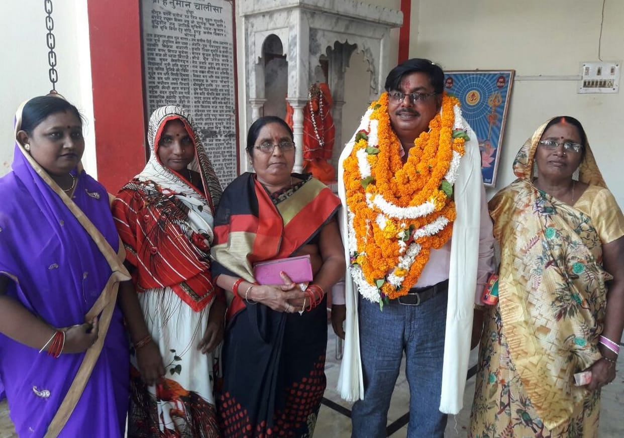 राष्ट्रपति से सम्मानित शिक्षक का जनपद में जगह जगह हुआ स्वागत