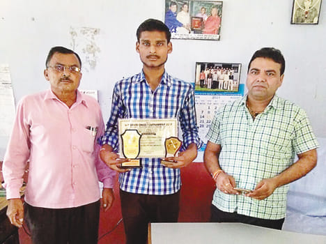 Himanshu wins medal in chess