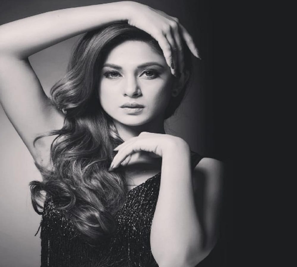 Jennifer Winget black and white photo shoot will make you crazy 