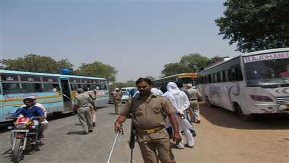robbers have looted bus on the arms in aligarh