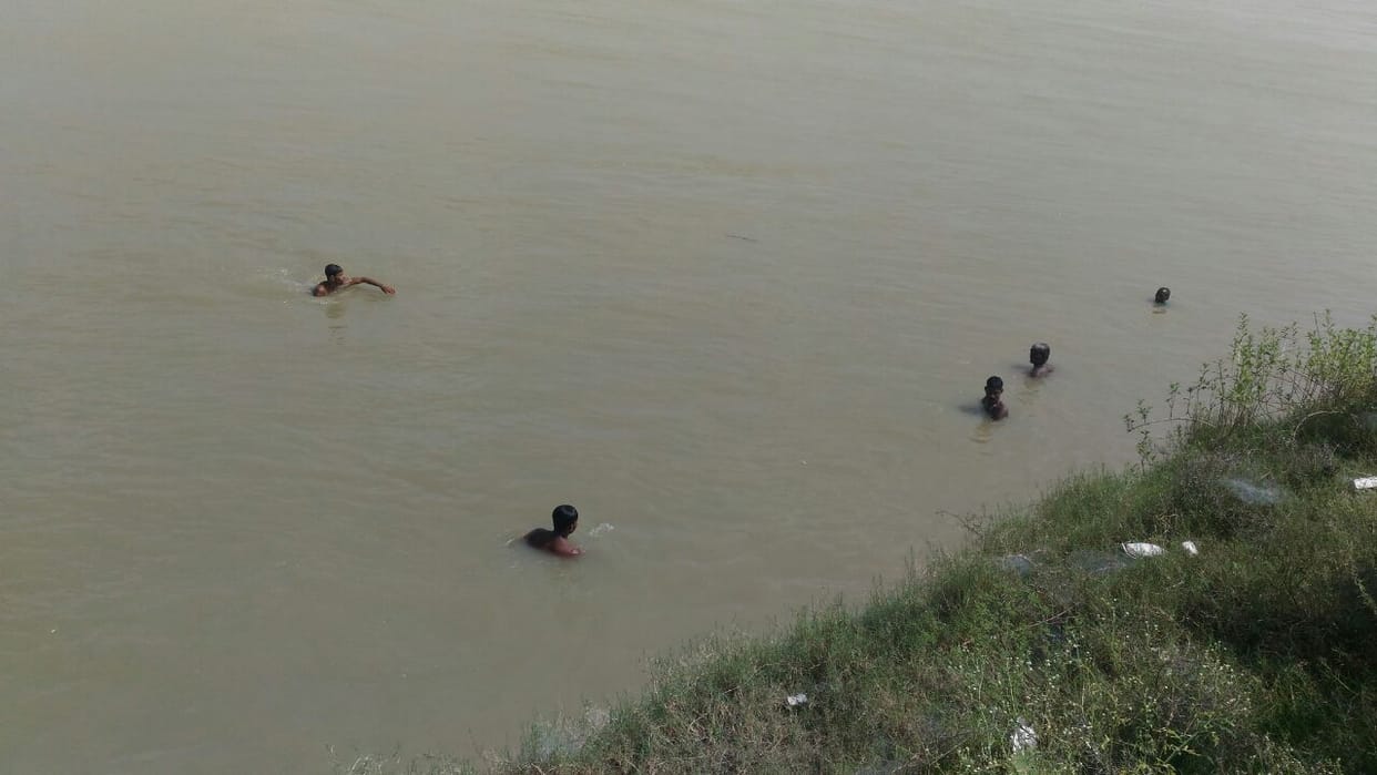 women jumped into ganga after family dispute